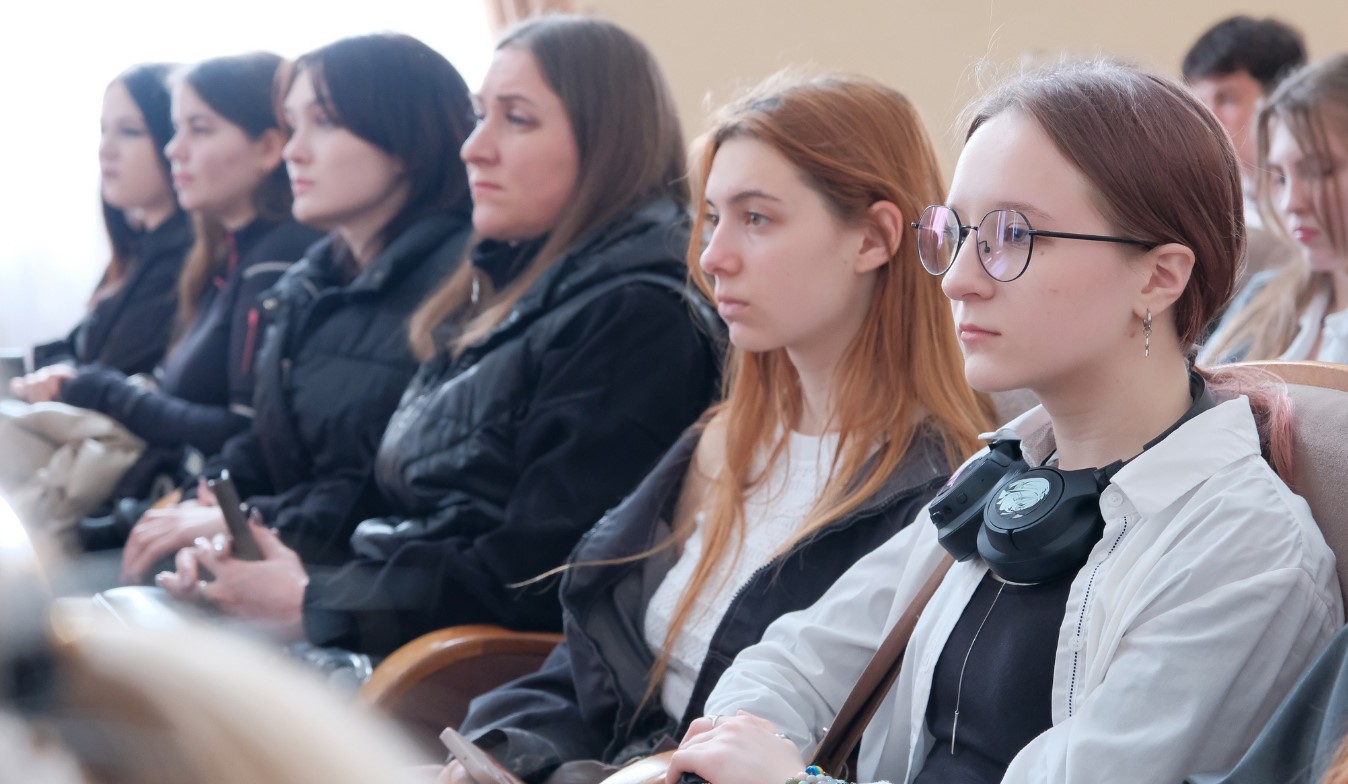 Studenți învățând gândire critică